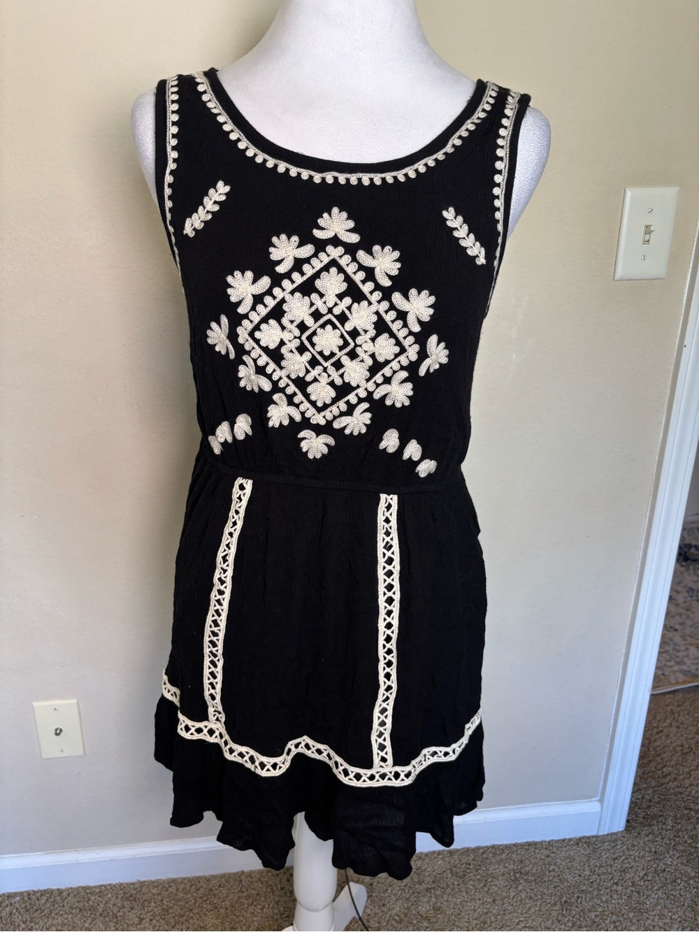 Entro Women’s Boho Chiq Embroidered Black & White Mini Dress Size Medium